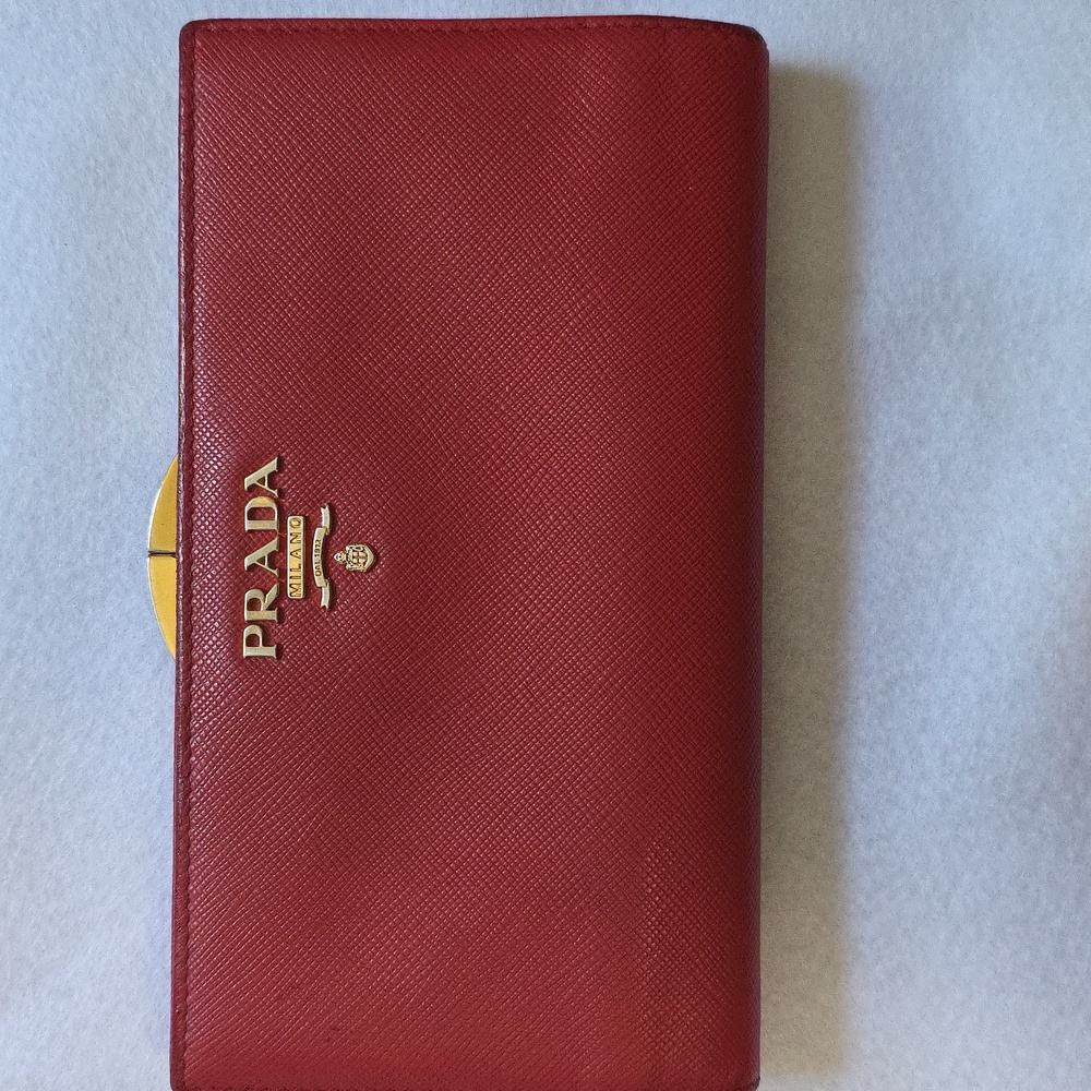 Prada saffiano wallet